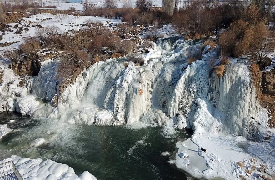 Van'da doğa harikası Muradiye Şelalesi kısmen dondu Van'da doğa harikası Muradiye Şelalesi kısmen dondu
