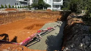 Uşak'ta 2 işçinin üzerine beton pompası düştü