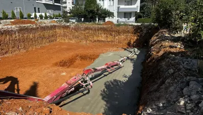Uşak'ta 2 işçinin üzerine beton pompası düştü
