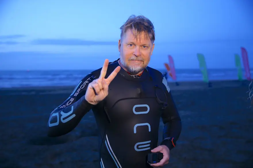 Yürüyerek dünyayı gezen seyyah Hazar Denizi'ni yüzerek geçti 5