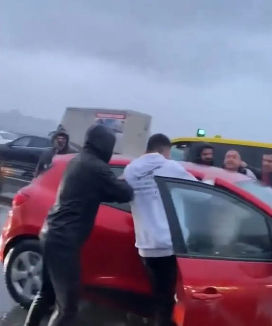 Fatih’te yol vermekavgası: Otomobili tekmelediler 1 Fatih’te yol vermekavgası: Otomobili tekmelediler 1
