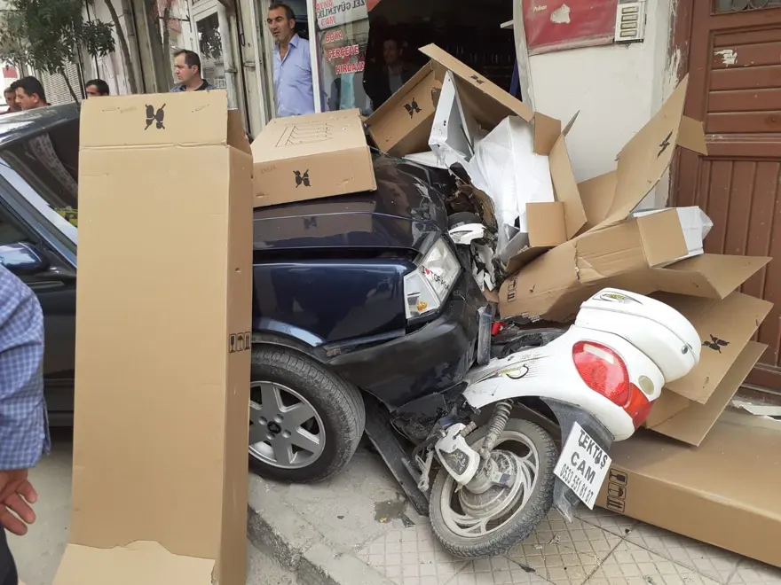 Kahramanmaraş'ta otomobil işyerine girdi 1