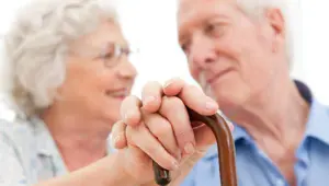 Yaşlılarda sık düşmek hastalık habercisi (Sarkopeni nedir?)