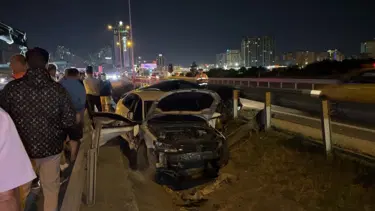 Makas attı, kaza yaptı: 2 otomobil yol ayrımındaki boşluğa düştü