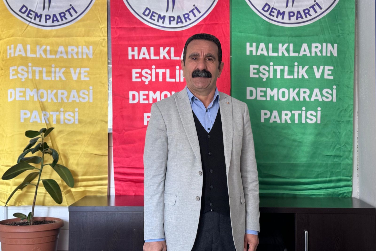 Hakkari Belediyesi Eş Başkanı Mehmet Sıddık Akış görevden uzaklaştırıldı