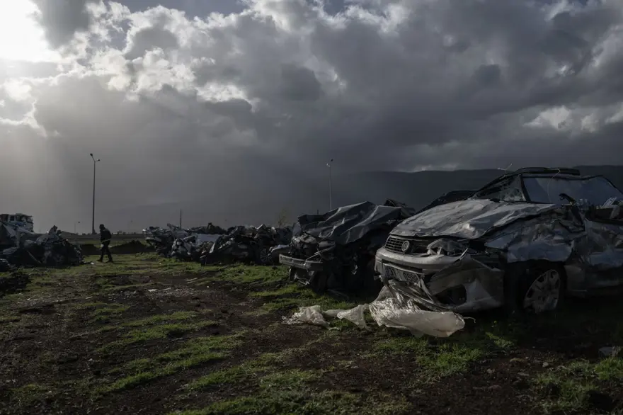 "Araba mezarlığı" felaketin boyutunu gözler önüne seriyor 11
