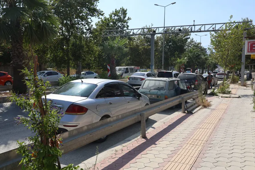 Hatay'da feci kaza: Freni patlayan kamyon 6 araca çarptı 4 Hatay'da feci kaza: Freni patlayan kamyon 6 araca çarptı 4