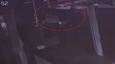 Araç takla attı, gençler yola savruldu