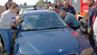 Otomobilde mahsur kalan çocuğu itfaiye kurtardı