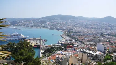 Aydın'da Türk kara sularına itilen 3 can salındaki 67 düzensiz göçmen kurtarıldı