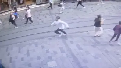 İstiklal Caddesi'nde hareketli anlar: Dakikalarca kaçtı, çıkmaz sokakta yakalandı
