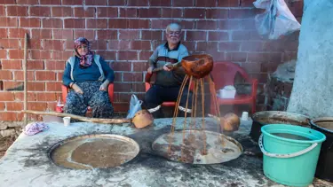 Manisa'da pekmez mesaisi başladı: Kazanlar gece gündüz kaynıyor