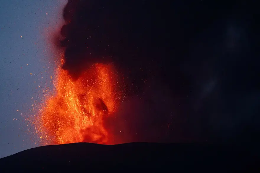 İtalya'da Etna tehlikesi: Kül ve lav püskürtüyor 2