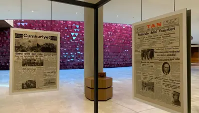 10 Kasım 1938 günü gazeteleri AKM'de sergileniyor