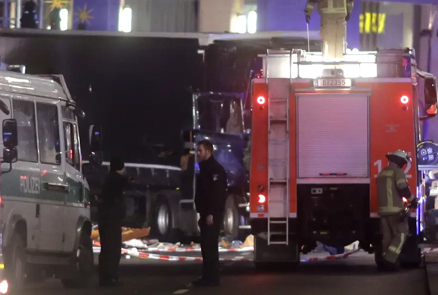 SON DAKİKA... Almanya'nın başkenti Berlin'de Noel pazarına TIR girdi 7