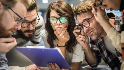 Araştırma sonuçlandı: Gözlük insanları daha zeki ve çekici göstermiyor