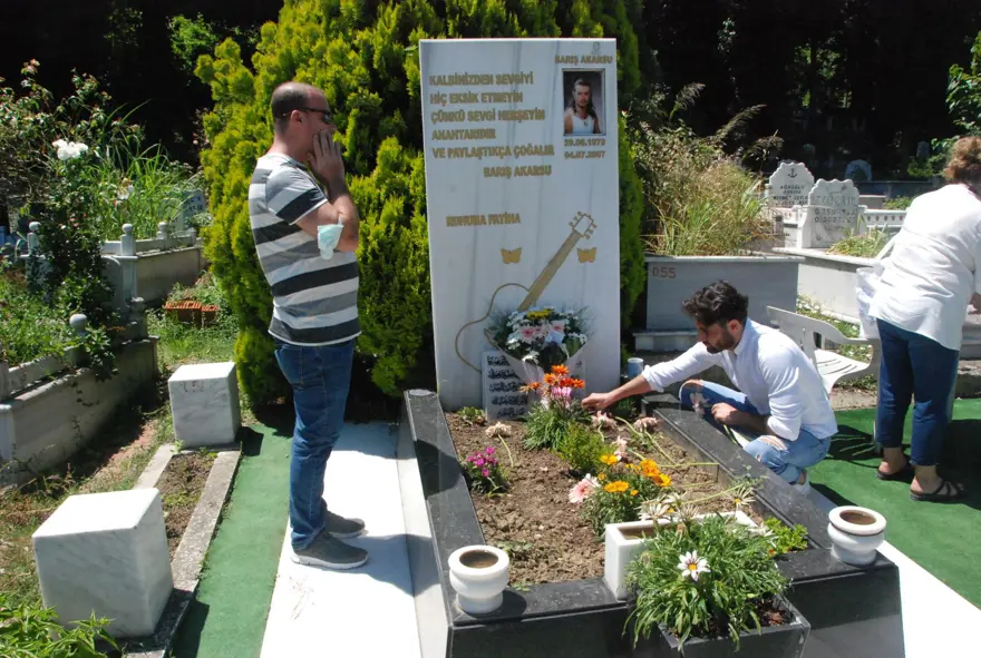 Şarkıcı Barış Akarsu 42'nci doğum gününde anıldı 2