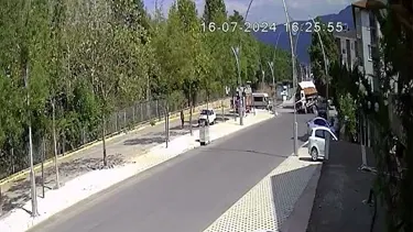 Kocaeli'de kamyon fazla yük nedeniyle devrildi