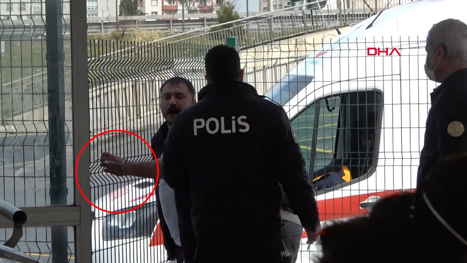 Metrobüs durağında dehşet: HES kodu olmayan 2 kişi kırdıkları şişeyle saldırdı