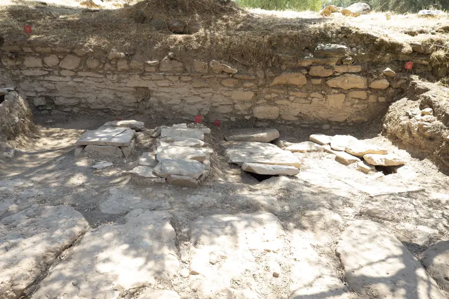 Aydın'daki Nysa Antik Kenti'nde yaklaşık bin yıllık 47 mezar bulundu 