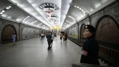 Kim Yong kadınların göğüslerine taktı. Ajanlar, "burjuva silikon" avına çıktı.