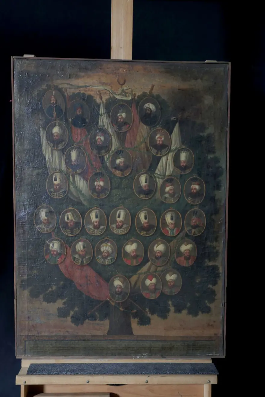 Topkapı Sarayı'nın deposundaki tablolara bakım 3