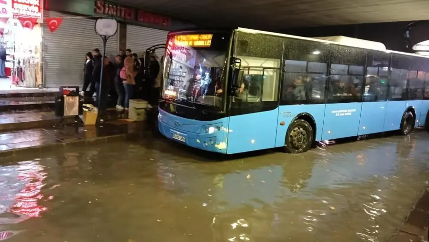 Başkentte sağanak etkili oldu: Vatandaşlar zor anlar yaşadı 2 Başkentte sağanak etkili oldu: Vatandaşlar zor anlar yaşadı 2