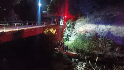 Elektrikli bisiklet köprüden dereye düştü: 1 ölü, 1 yaralı