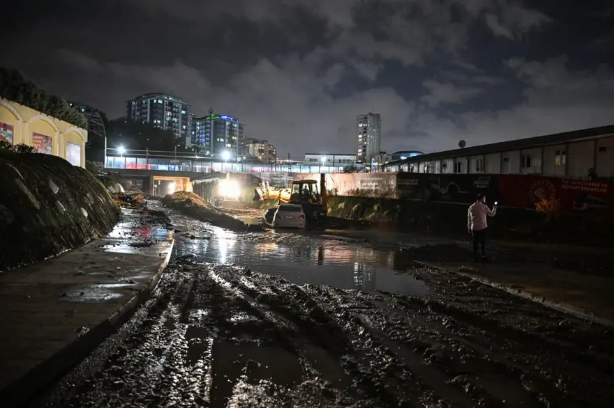 İstanbul'u sağanak vurdu: Ev ve iş yerlerini su bastı, sele kapılan 2 kişi hayatını kaybetti 25