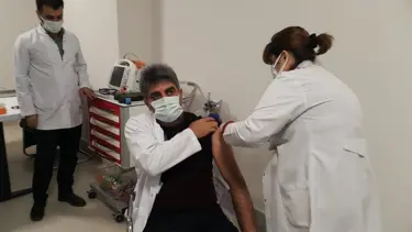 Aşılamanın ilk gününde 285 bin sağlık çalışanına CoronaVac aşısı yapıldı