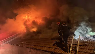 Gece yarısı dört işyeri yandı