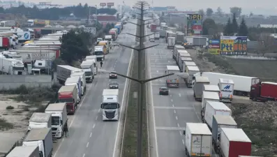 Parka mühür vuruldu: Kapıkule'de kilometrelerce kuyruk