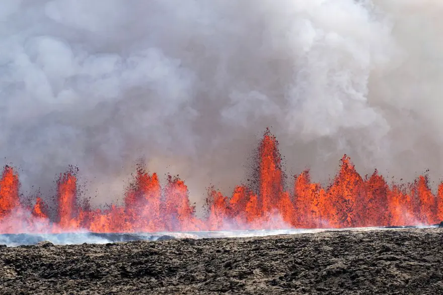 İzlanda'da alarm: Yanardağdaki çatlak büyüyor! 2