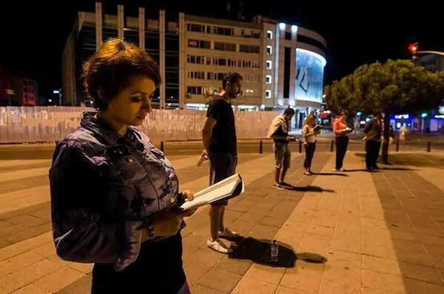 'Duran adam'lar sosyal medyada 2