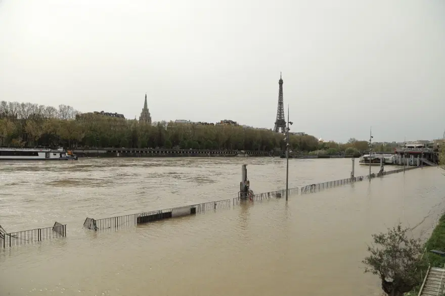 Paris'te Seine Nehri yükseldi 10