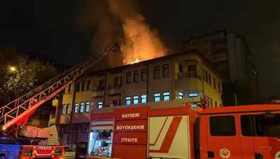 Eşi eve almayınca binayı ateşe verdi