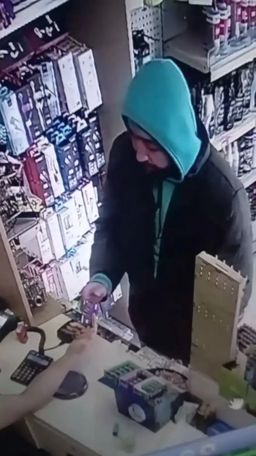 Dedektif gibi iz sürüp hırsızı buldu: Önce deposunu doldurdu sonra döner yedi, bir karton da sigara aldı! 