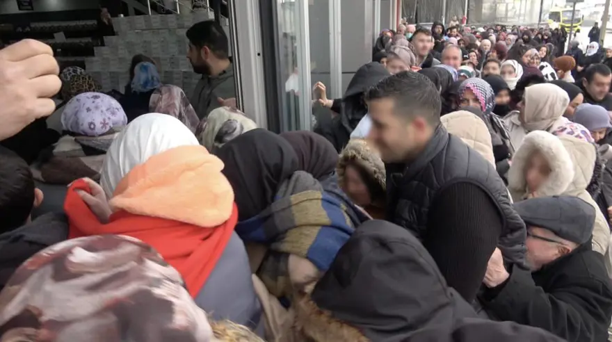 YÜZLERCE KİŞİ İNDİRİMLİ ÜRÜNLERİ ALABİLMEK İÇİN YARIŞTI 1