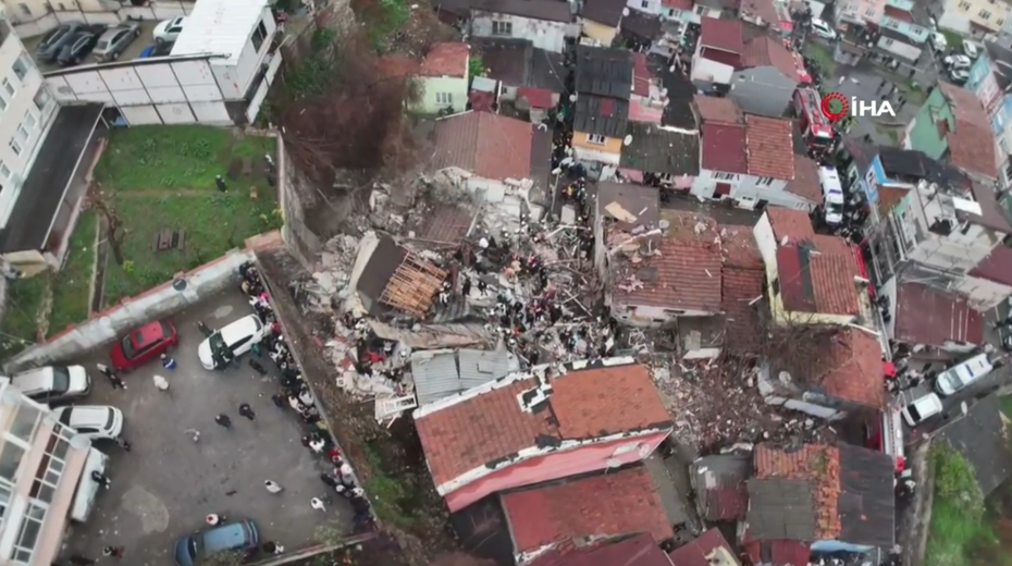 İstanbul Fatih'te iki bina çöktü. Yaralılar var