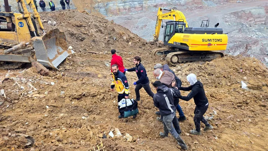 Gebze’de faciadan dönüldü: Kamyonlar topraklaberaber kaydı 3 Gebze’de faciadan dönüldü: Kamyonlar topraklaberaber kaydı 3