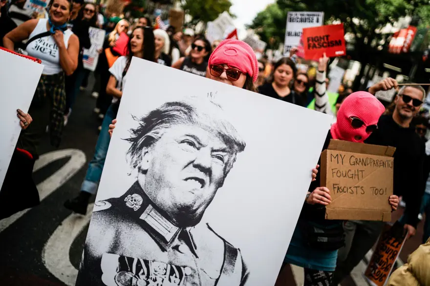 Trump'a karşı "Krallara hayır" gösterisi: Milyonlarca kişi katılıyor 8