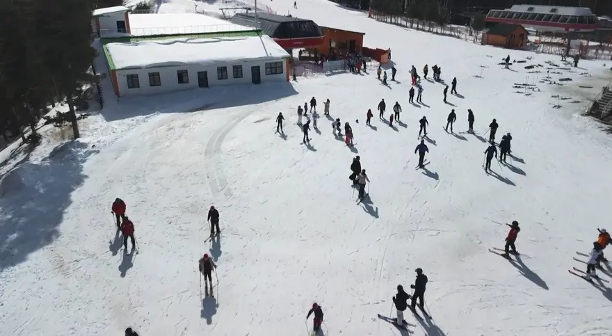 Bahar mevsiminde de ziyaretçi akınına uğruyor: Sarıkamış'ta kayak keyfi sürüyor 4 Bahar mevsiminde de ziyaretçi akınına uğruyor: Sarıkamış'ta kayak keyfi sürüyor 4