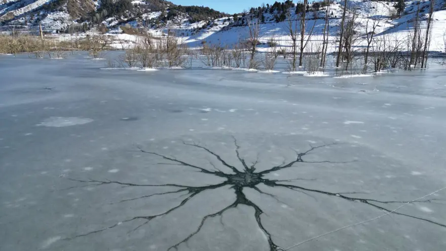 Buz tutan gölün yüzeyinde ilginç şekiller oluştu 3
