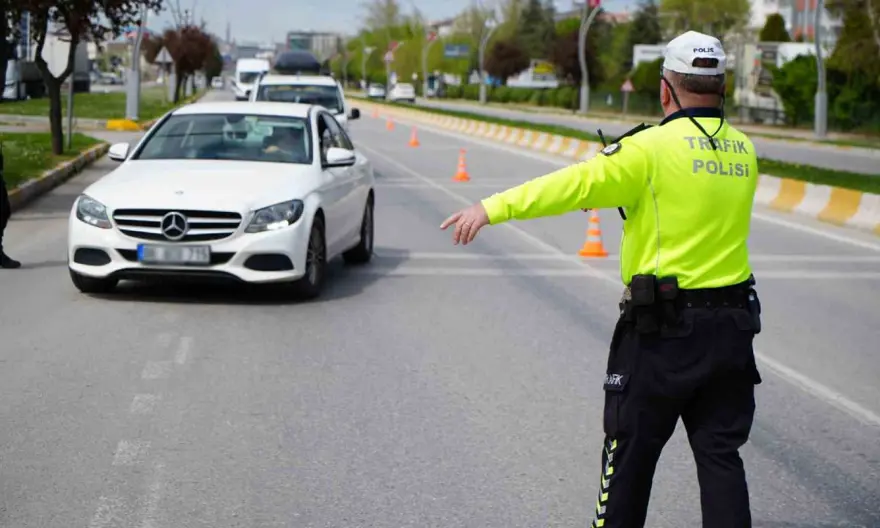 Yeni trafik cezaları 2025: Trafik cezası artıyor mu, ne kadar oluyor? Karayolları Trafik Kanununda yapılan değişiklikler 