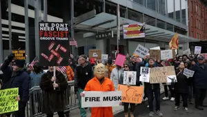 ABD'de Tesla protestoları büyüyor ABD'de Tesla protestoları büyüyor