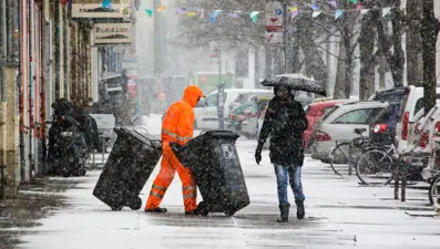 Berlin sokakları çöp yığınlarıyla doldu