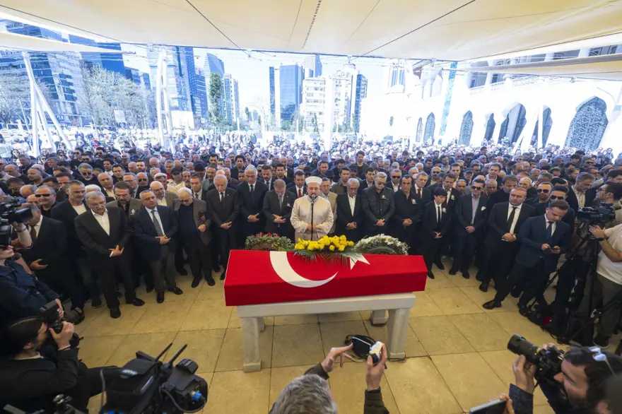 Türker İnanoğlu'na veda: Duayen sinemacı son yolculuğuna uğurlandı 8