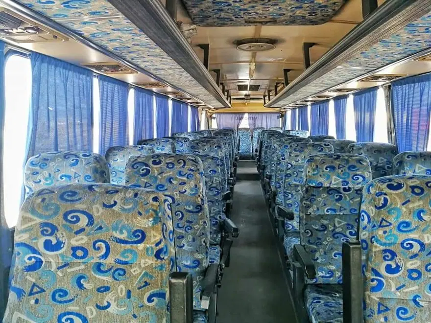 Emekli öğretmen harabe haldeki otobüsü kütüphaneye çevirdi 2