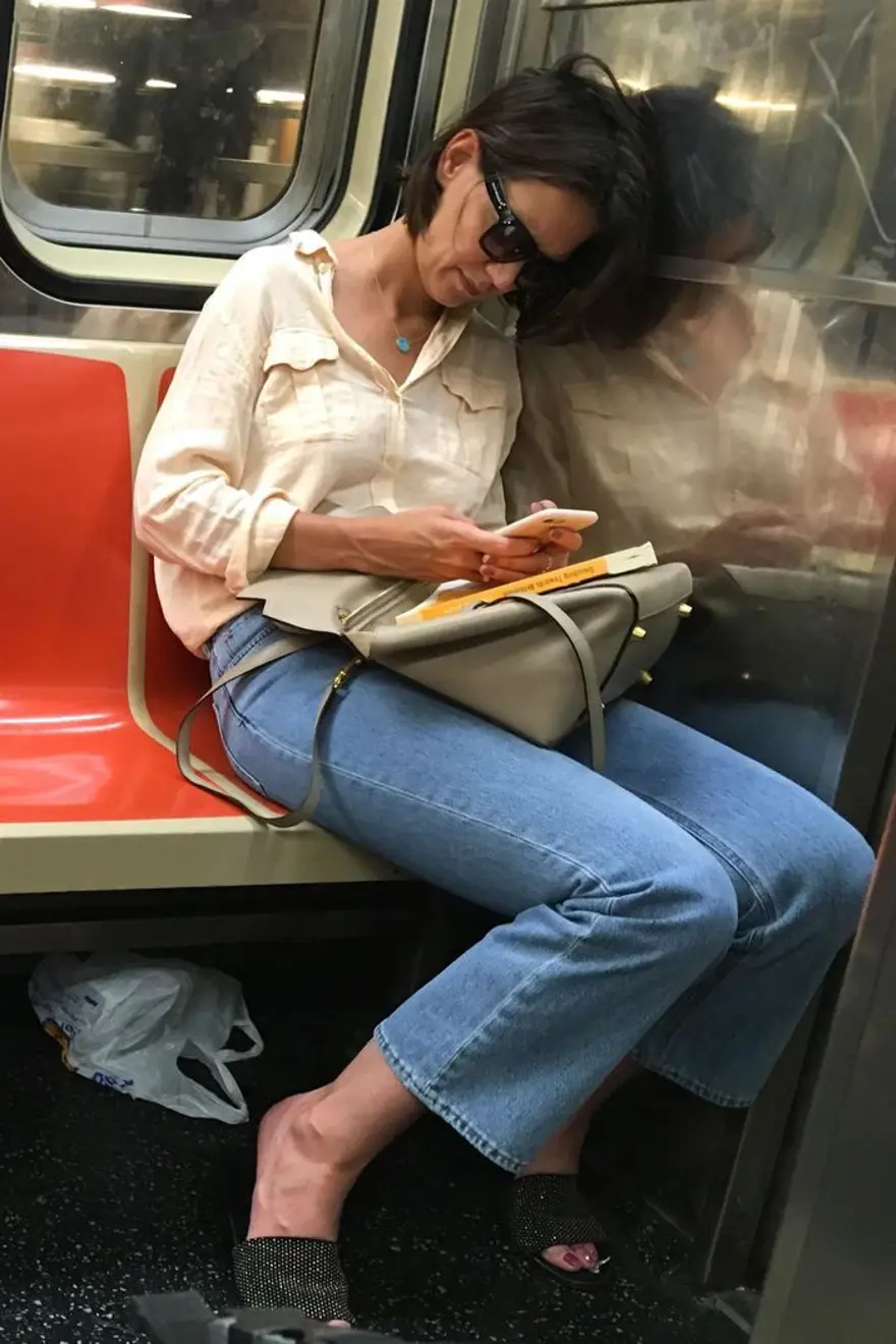 Oyuncu Merve Boluğur otobüste (Toplu taşıma kullanan ünlüler) 12