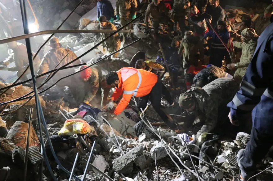 24. SAATİNDE ENKAZDAN KURTULAN 'DENİZ' UMUT OLDU 76